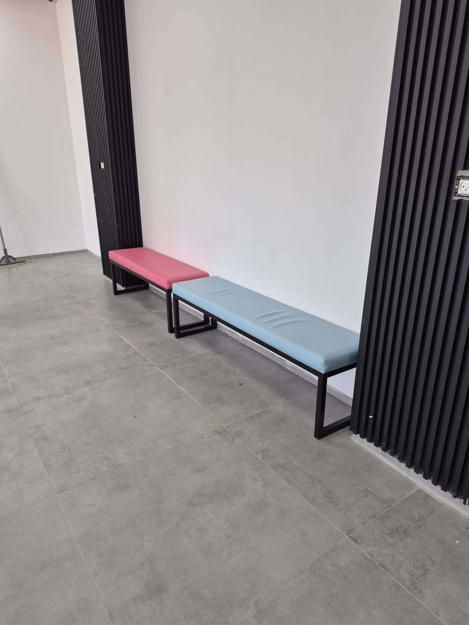 ספסלים ממתכת מעוצבים - ספסלים מודרניים ממתכת עם ריפוד צבעוני למקומות ציבוריים