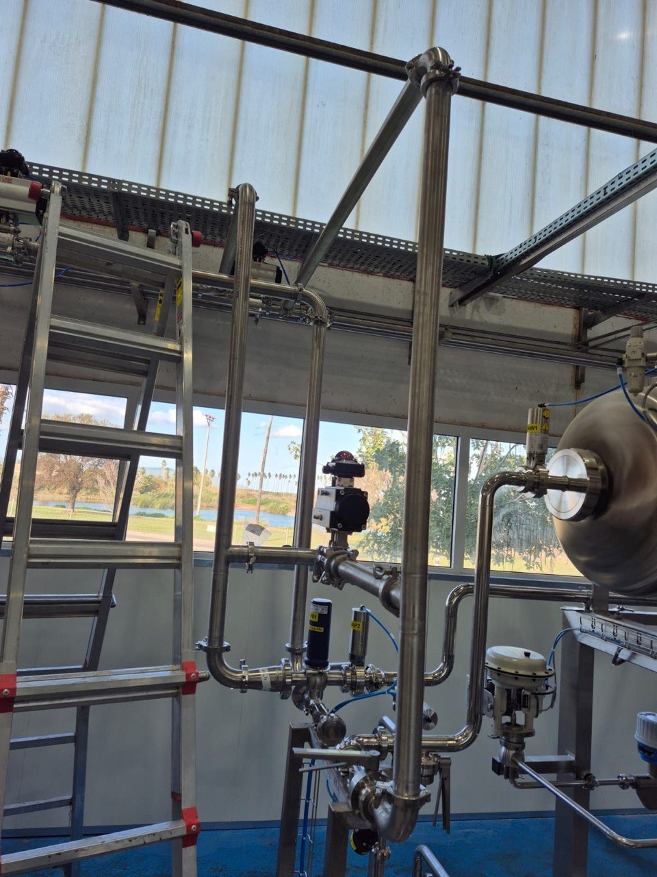 ריתוך גיבוי צנרת מזון - מערכות צנרת נירוסטה למפעלי מזון