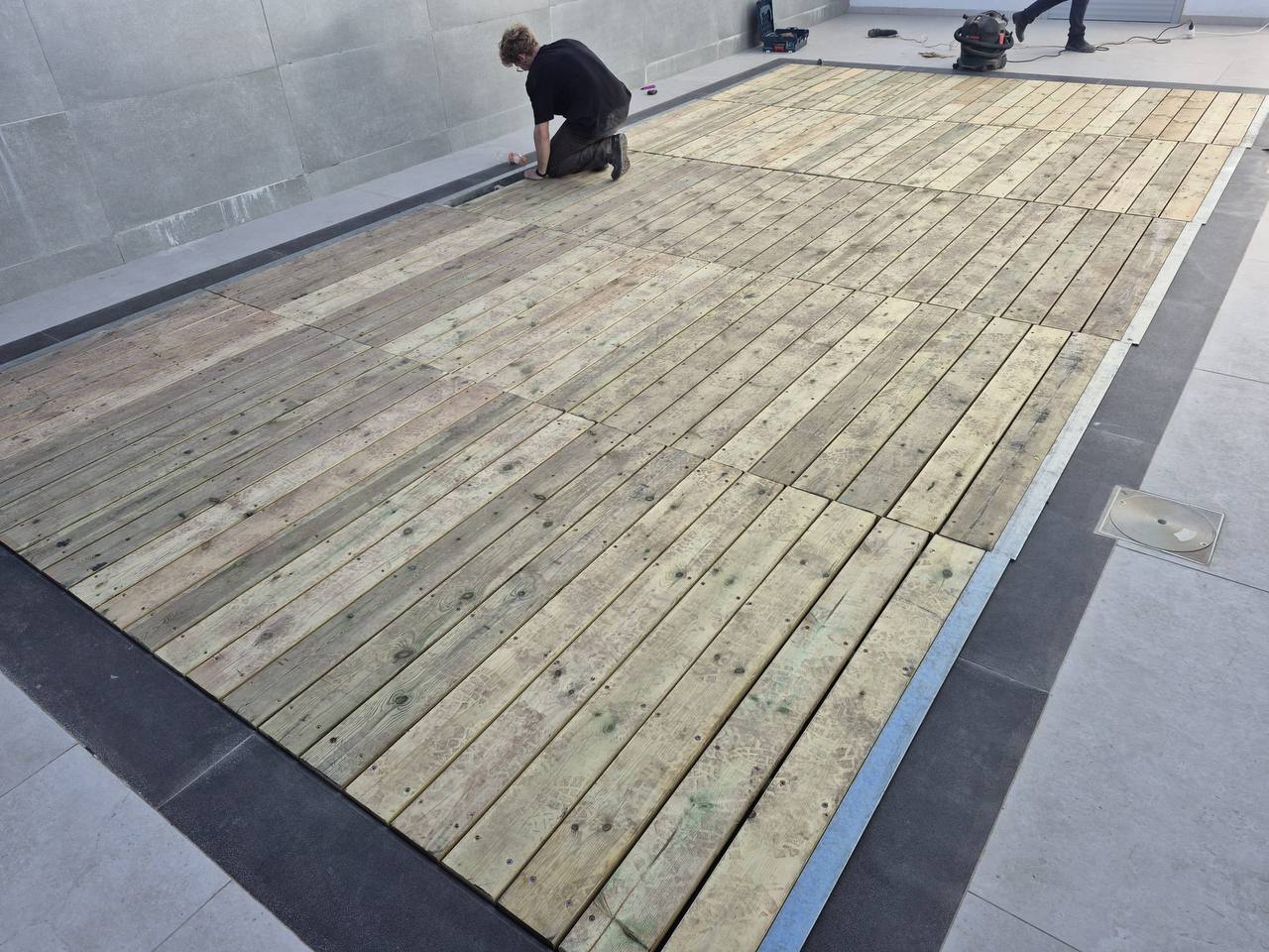 דקים ומערכות תעשייתיות - התקנת דקים מעץ, תבניות יציקה ומערכות אריזה תעשייתיות