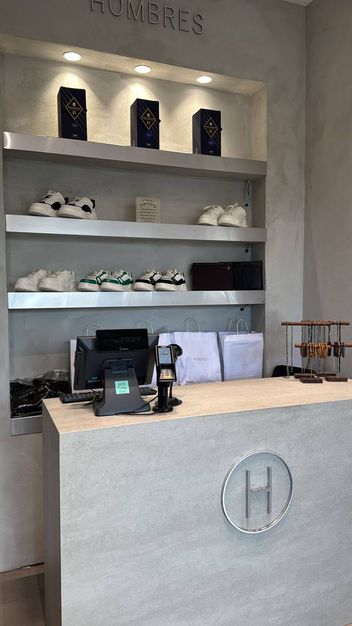 מדפי תצוגה ועיצוב פנים מתכת - מדפי תצוגה ממתכת לחנויות ועסקים, שולחן קופה ועיצוב פנים מקצועי