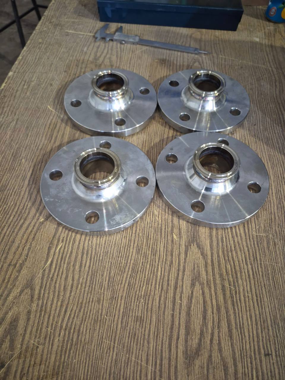 עיבוד ומחרטה מדויקים - אביזרי נירוסטה מדויקים ועבודות מחרטה